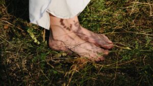 Pieds gonflés en été à cause de la chaleur et de la rétention d’eau.